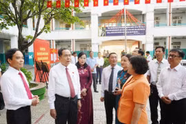 Cử tri TPHCM nô nức tham dự bỏ phiếu ngày hội non sông
