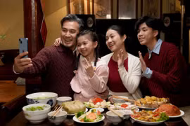 Ông bố sững người trước câu hỏi của con gái trong phim Tết của Tập đoàn Viettel