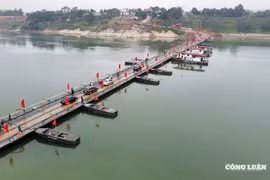 Chính thức thông xe cầu phao Đoan Hùng sau 1 ngày thi công thần tốc