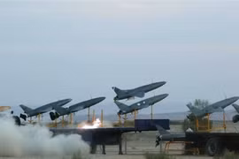 Iran tấn công tàu chiến Mỹ để đáp trả vụ bắt giữ tàu hàng