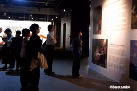 Triển lãm Bóng hình em - vần thơ anh: Nghệ thuật cổ điển ‘tái xuất’ trong định dạng đương đại