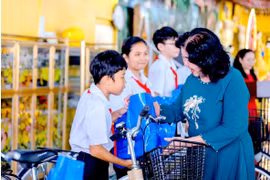 Trao quà Tết Chôl Chnăm Thmây cho người khuyết tật, trẻ mồ côi