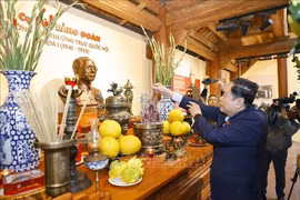 Chủ tịch Quốc hội dâng hương tưởng nhớ Trưởng Ban Thường trực Quốc hội Bùi Bằng Đoàn