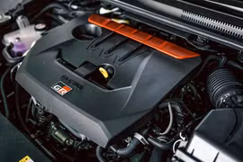 Toyota giải thích vì sao chưa thể từ bỏ động cơ xăng