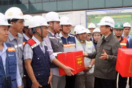 Phó Thủ tướng Trần Hồng Hà tặng quà động viên người lao động trên công trường sân bay Long Thành dịp Tết
