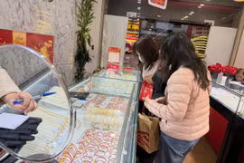 Cơn mưa tầm tã không làm giảm đi sức hút của ngày săn lộc Thần Tài