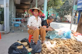 Cám cảnh góa phụ bán khoai nuôi 3 con bị tâm thần