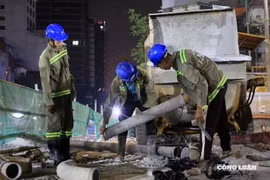 Công nhân xuyên đêm thi công dự án chống ngập ở trung tâm Thủ đô