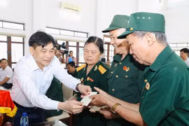 Trao quà của Tổng Bí thư, Chủ tịch nước tới người có công tại Ninh Bình, Bắc Ninh
