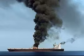 Iran tấn công nhiều tàu thuyền ở eo biển Hormuz, bắn phá sân bay Dubai
