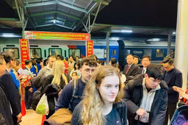Lào Cai đón đoàn du khách quốc tế đầu tiên năm 2026 đi xe lửa từ Hà Nội lên thăm Sa Pa