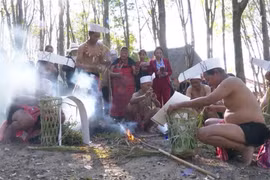 “Ăn than” để bỏ điều dữ - nghi lễ độc đáo của người Giẻ Triêng ở Quảng Ngãi
