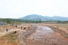 Gia Lai: Nắng hạn kéo dài, ao hồ trơ đáy, nông dân trắng đêm mót nước cứu cây trồng