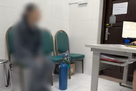 Nhập viện 'cai nghiện', nữ sinh viên vẫn ôm theo bình khí cười