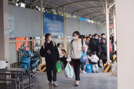 Kết thúc kỳ nghỉ, dòng người ùn ùn trở lại Hà Nội sau Tết Dương lịch