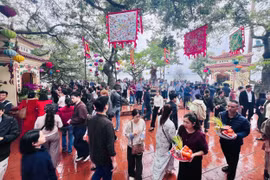 Mùng 9 Tết, Phủ Tây Hồ vẫn đông người đi lễ nhưng thông thoáng hơn những ngày cao điểm
