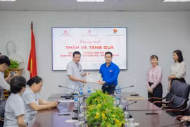 Đoàn Thanh niên Ban Tuyên giáo và Dân vận TW thăm hỏi, tặng quà các bệnh nhân tại Viện Huyết học-Truyền máu TW