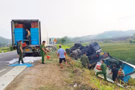 Công an Gia Lai giúp tài xế xe tải bị lật trên Quốc lộ 1A, thoát cảnh thiệt hại tiền tỷ