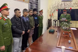 Dùng hung khí đi đòi nợ, nhóm đối tượng bị khởi tố về tội Cướp tài sản