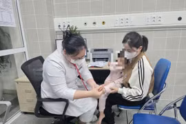 Bác sĩ chỉ rõ dấu hiệu chuyển nặng ở trẻ mắc bệnh tay chân miệng