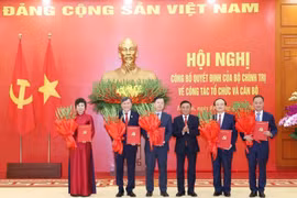 Hội nghị công bố Quyết định của Bộ Chính trị về công tác tổ chức và cán bộ của 5 cơ quan
