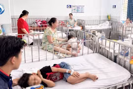Dịch tay chân miệng bùng phát, bệnh viện TP HCM sẵn sàng tình huống quá tải