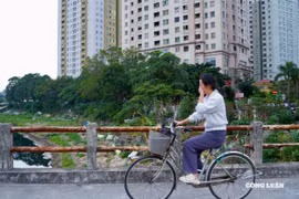 Xây xẩm mặt mày và buồn nôn với mùi hôi thối bốc lên từ sông Nhuệ