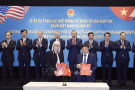 Tổng Bí thư chứng kiến lễ ký và trao các thoả thuận hợp tác giữa Việt Nam và Hoa Kỳ