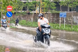 Hà Nội: Nhiều nơi ngập úng sau trận mưa đá, người dân đi lại khó khăn