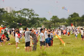 Người dân Hà Nội thư thái thả diều chiều cuối kỳ nghỉ lễ