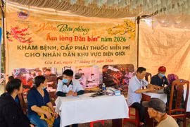 Cấp phát thuốc miễn phí, trao tặng hơn 800 suất quà cho người dân biên giới Gia Lai