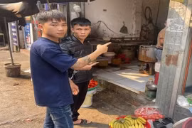Khởi tố 2 đối tượng dán đè mã QR để lừa đảo chiếm đoạt tài sản