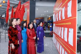 Chủ tịch UBTW MTTQ Việt Nam Bùi Thị Minh Hoài bỏ phiếu bầu cử tại phường Xuân Đỉnh, Hà Nội