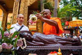 Trang nghiêm lễ tắm Phật của đồng bào Khmer tại TP HCM dịp Tết Chôl Chnăm Thmây