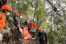 Tìm thấy toàn bộ 10 thi thể trong vụ rơi máy bay ở Indonesia