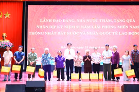 Trưởng Ban Tổ chức Trung ương thăm, tặng quà người có công, hộ nghèo và công nhân tại Bắc Ninh