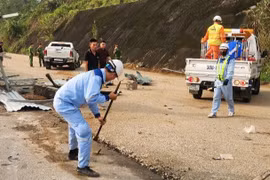 Ô tô đâm rào chắn công trường, một người tử vong trên cao tốc Nội Bài - Lào Cai