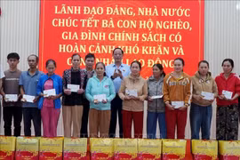 Phó Chủ tịch Quốc hội Trần Quang Phương tặng quà gia đình chính sách, hộ nghèo tỉnh Quảng Ngãi