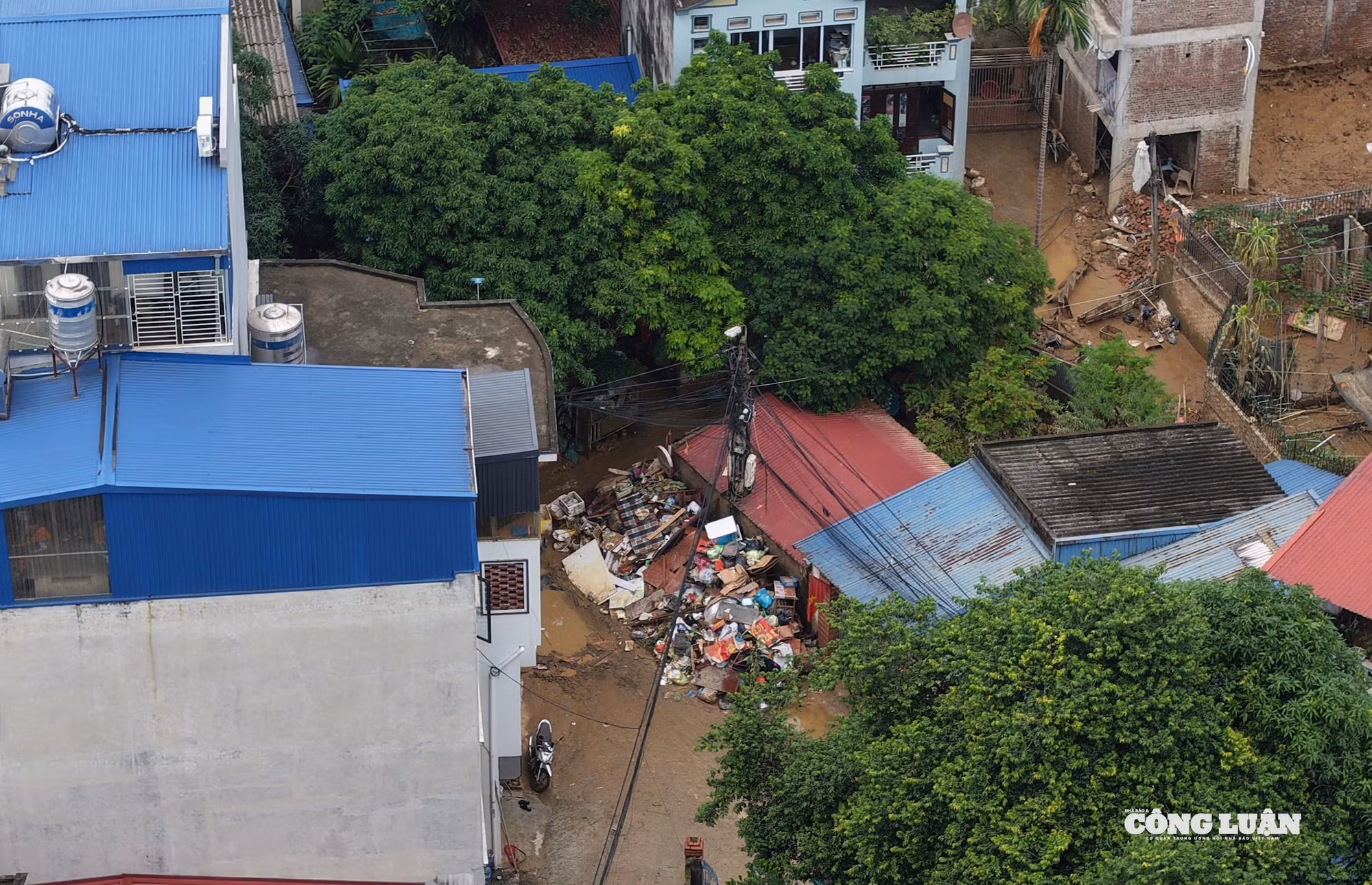 Nhiều khu vực rác thải chất đống tuy nhiên không thể gọi được xe chở đi do nhu cầu quá lớn.
