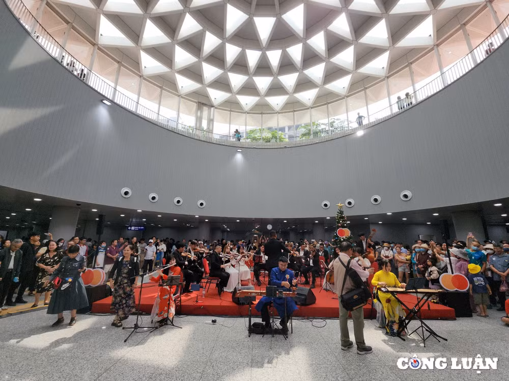 hang nghin nguoi dan tp hcm va cac tinh lan can xep hang cho trai nghiem metro so 1 ben thanh suoi tien hinh 15