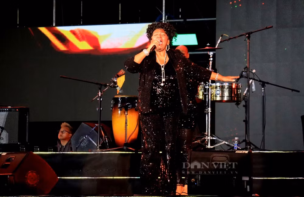 gan 20 nghin khan gia da lat chay het minh trong dem nhac cua sao quoc te hinh 4