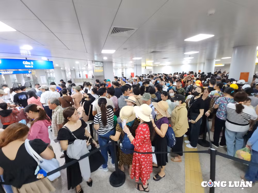 hang nghin nguoi dan tp hcm va cac tinh lan can xep hang cho trai nghiem metro so 1 ben thanh suoi tien hinh 14