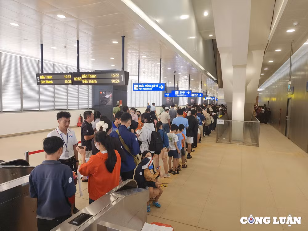 hang nghin nguoi dan tp hcm va cac tinh lan can xep hang cho trai nghiem metro so 1 ben thanh suoi tien hinh 1