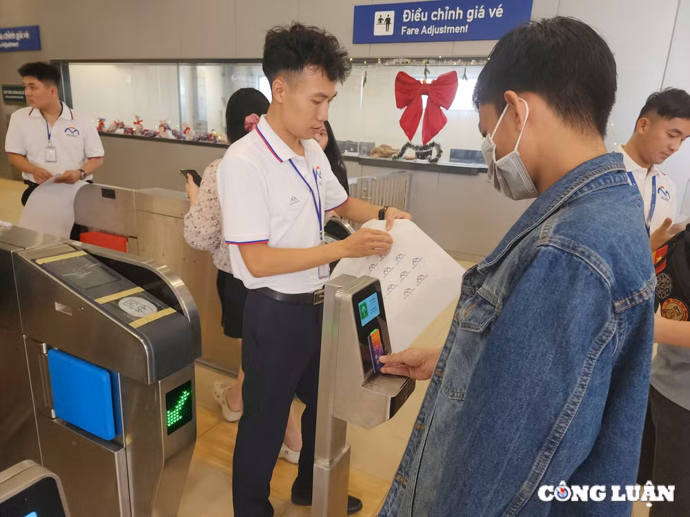 hang nghin nguoi dan tp hcm va cac tinh lan can xep hang cho trai nghiem metro so 1 ben thanh suoi tien hinh 3
