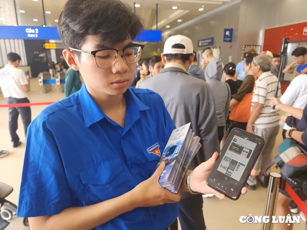 hang nghin nguoi dan tp hcm va cac tinh lan can xep hang cho trai nghiem metro so 1 ben thanh suoi tien hinh 2