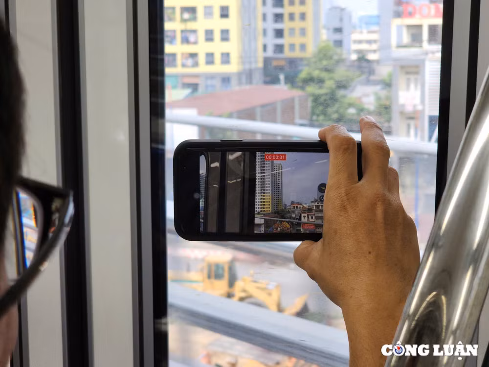 hang nghin nguoi dan tp hcm va cac tinh lan can xep hang cho trai nghiem metro so 1 ben thanh suoi tien hinh 7