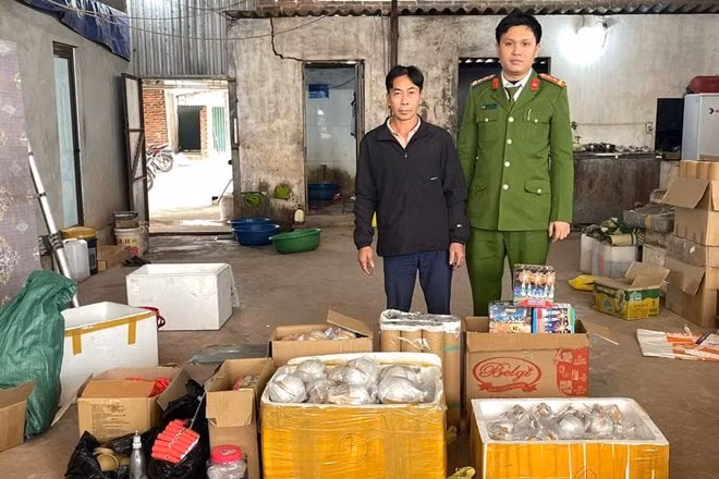 bat giu nhom doi tuong co hanh vi san xuat buon ban tang tru phao no trai phep o quang ninh hinh 1