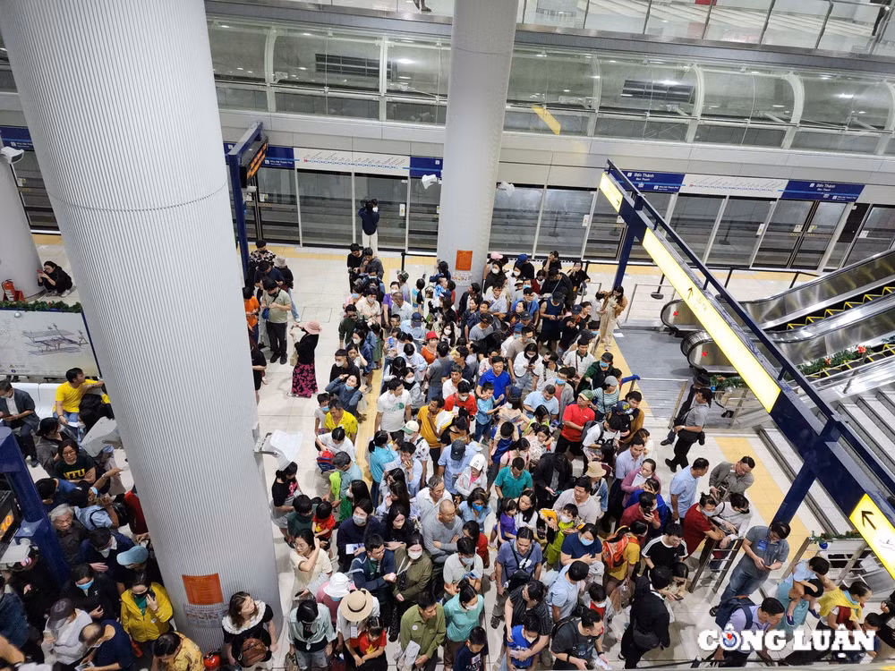 hang nghin nguoi dan tp hcm va cac tinh lan can xep hang cho trai nghiem metro so 1 ben thanh suoi tien hinh 12