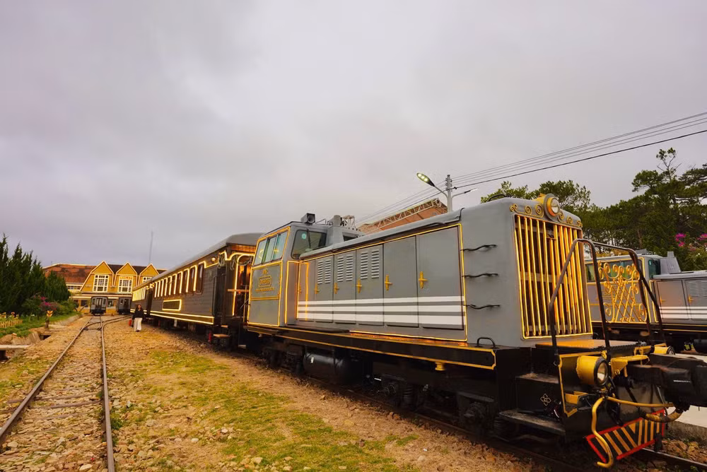 hinh anh an tuong tren doan tau hoang hau chay tuyen da lat trai mat hinh 1