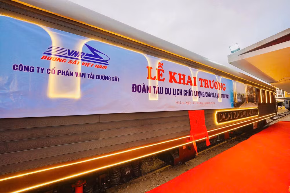 hinh anh an tuong tren doan tau hoang hau chay tuyen da lat trai mat hinh 10